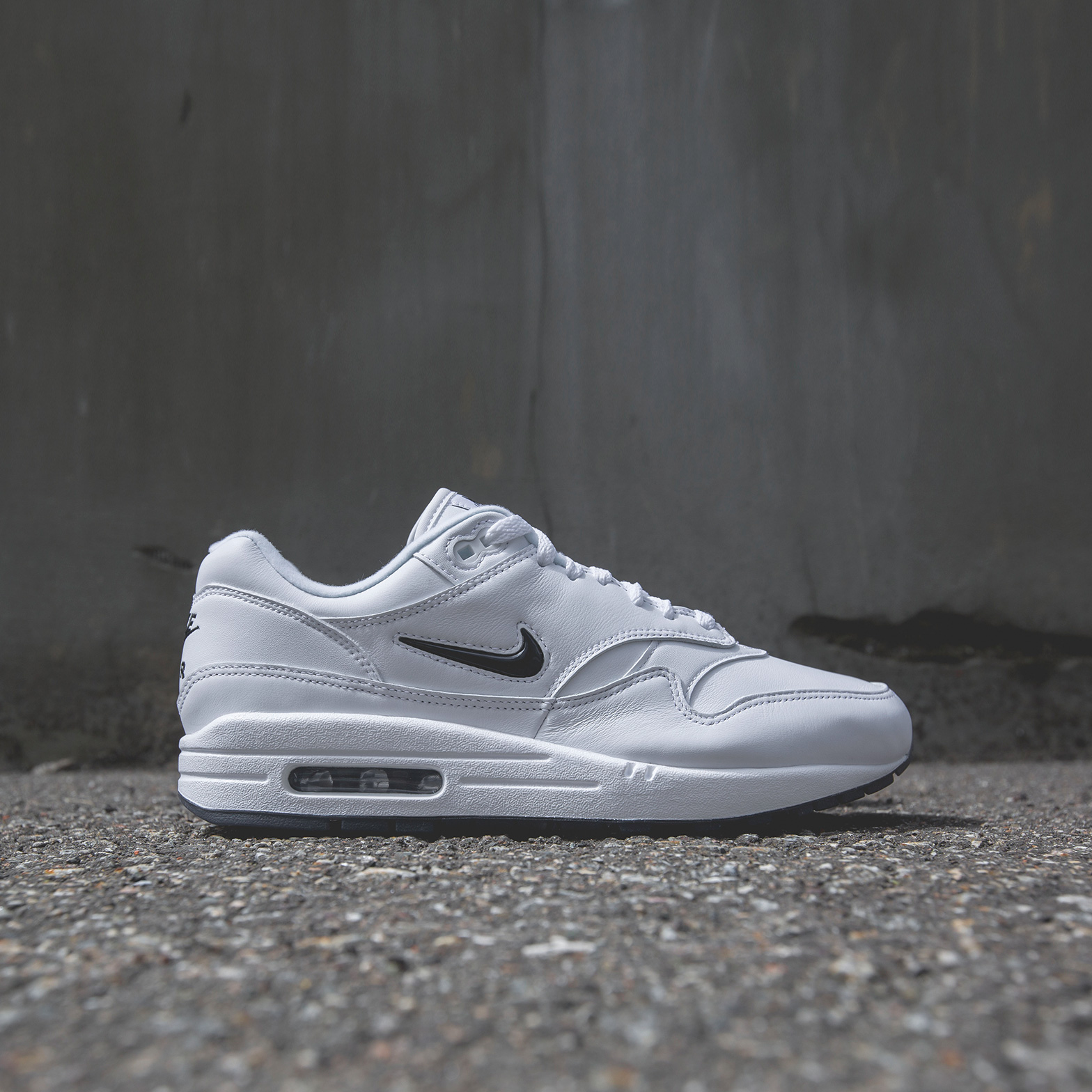 Nike air max white. Найк АИР Макс 1 белые. Nike Air Max 1 белые мужские. Nike Air Max 1 Jewel. Кроссовки найк мужские белые Air Max.