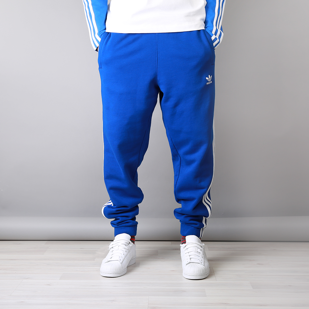Мужские штаны 3. Adidas 3 Stripes штаны синие. Штаны адидас мужские синие. Adidas Originals штаны мужские синие. Спортивные штаны адидас мужские голубые.