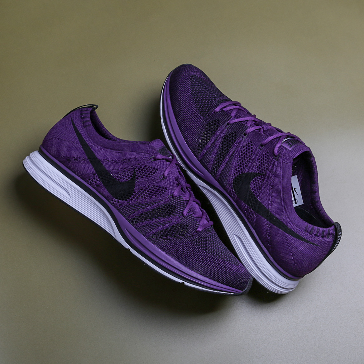 Nike фиолетовые кроссовки. Nike Flyknit Trainer фиолетовые. Фиолетовые кроссовки мужские Nike. Кеды найк фиолетовые. Nike p600 фиолетовые.