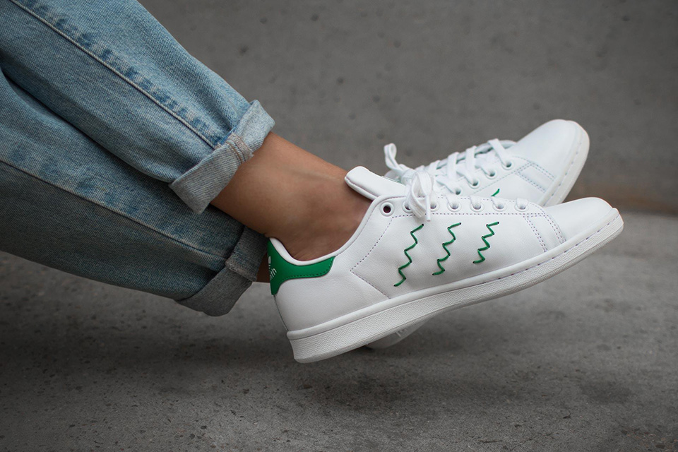 Stan Smith на ноге с короткими носками