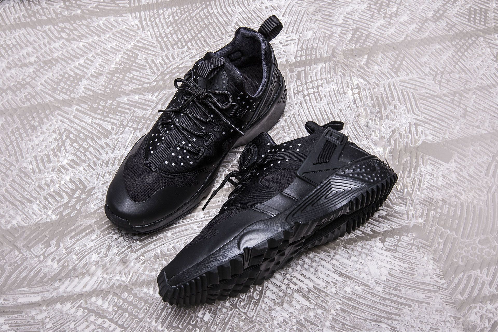 Black hotsell huaraches utility