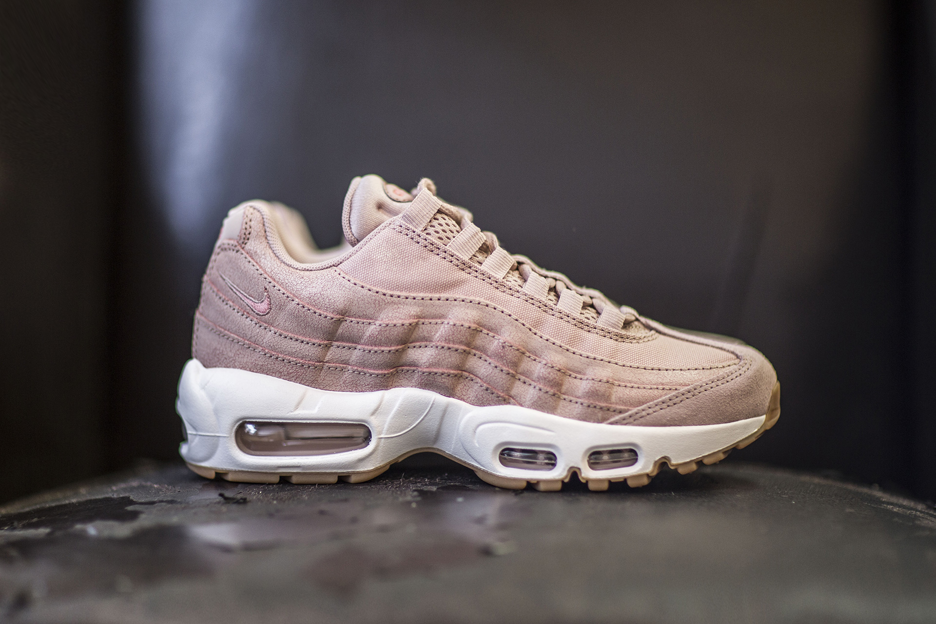 Купить розовые женские кроссовки WMNS Air Max 95 PRM от Nike Nike Wmns Air Max 95 PRM