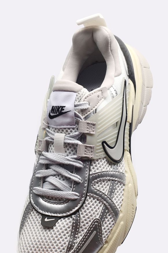 Женские кроссовки Nike WMNS V2K Run (FD0736-100) - фото 2 картинки