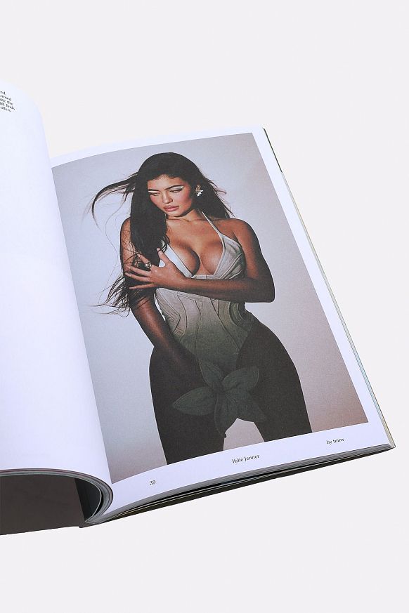 Журнал tmrw Kylie Jenner Issue (tmrw-kylie) - фото 5 картинки