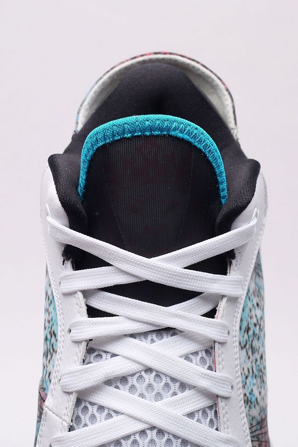 Мужские кроссовки Nike Lebron VIII V/2 Low QS (DJ4436-100) - фото 3 картинки