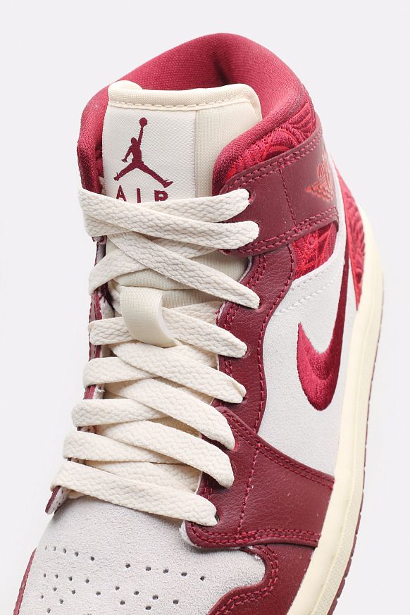 Женские кроссовки Jordan WMNS 1 Mid SE (DZ2820-601) - фото 2 картинки