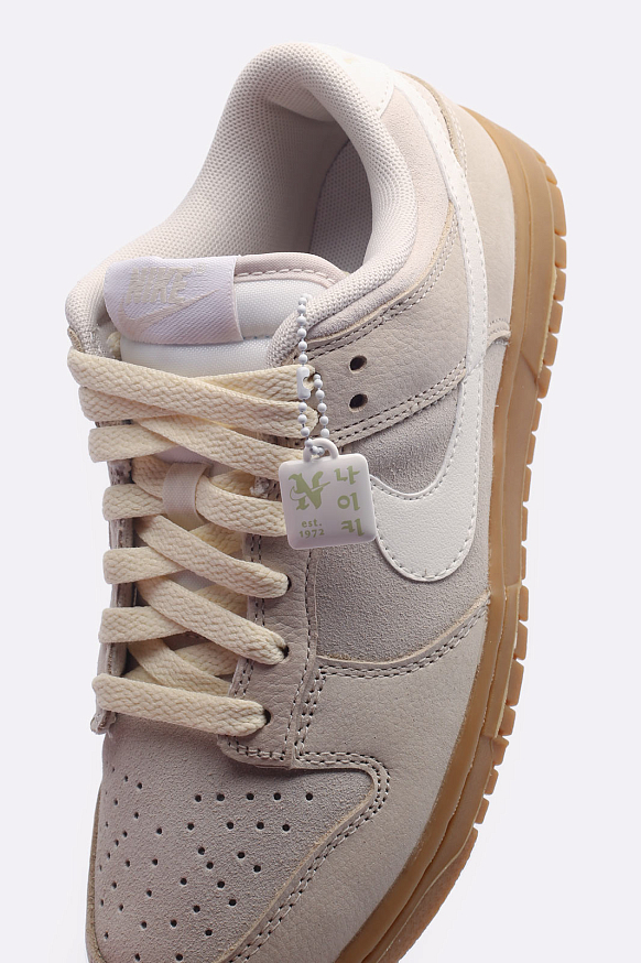 Женские кроссовки Nike WMNS Dunk Low SE (FQ8147-104) - фото 2 картинки