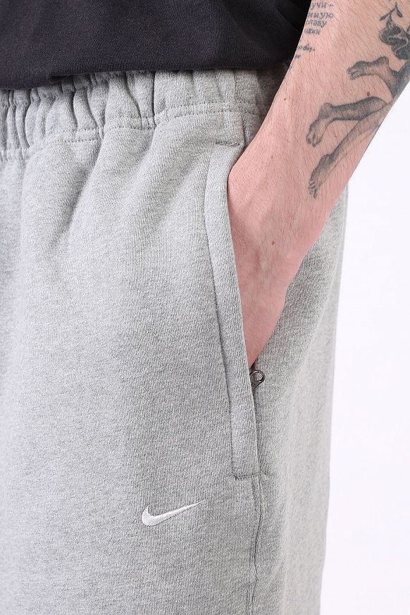 Мужские брюки Nike NRG Solo Swoosh Fleece Pant (CW5460-063) - фото 2 картинки
