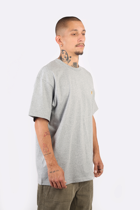 Мужская футболка Carhartt WIP S/S Chase T-Shirt (I026391-grey/gold) - фото 3 картинки