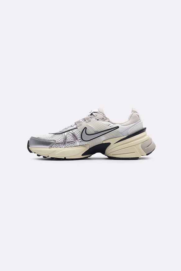 Женские кроссовки Nike WMNS V2K Run (FD0736-100) - фото 2 картинки