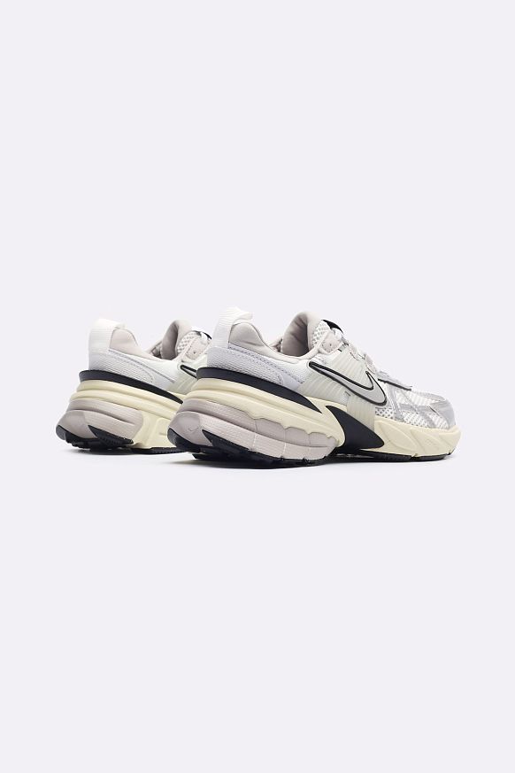 Женские кроссовки Nike WMNS V2K Run (FD0736-100) - фото 4 картинки