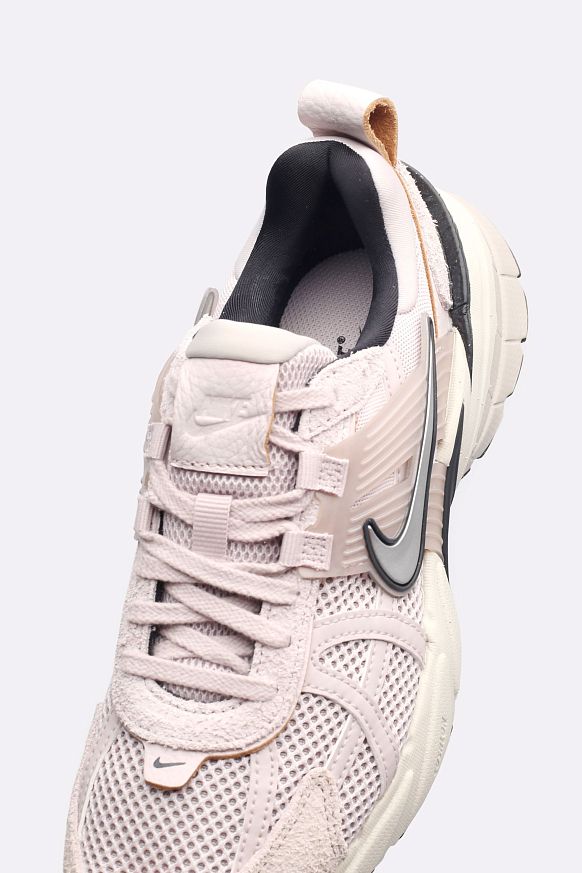 Женские кроссовки Nike WMNS V2K Run (FN6703-001) - фото 2 картинки