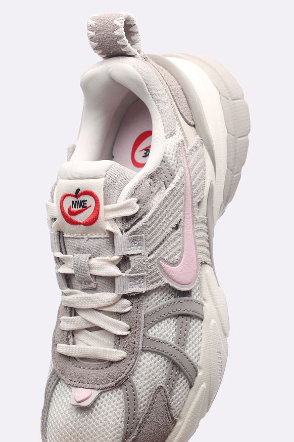 Женские кроссовки Nike WMNS V2K Run (HV5997-161) - фото 2 картинки