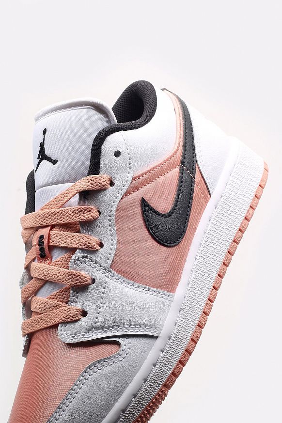Женские кроссовки Jordan 1 Retro Low GS (DM8960-801) - фото 2 картинки