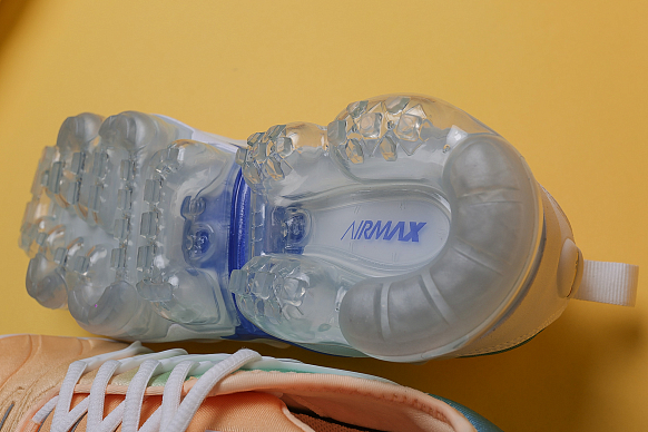 Женские кроссовки Nike Air Vapormax Plus (AO4550-100) - фото 3 картинки