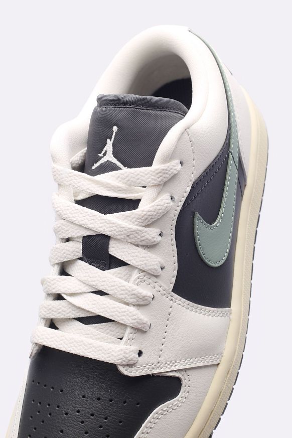 Женские кроссовки Jordan WMNS 1 Low (DC0774-001") - фото 2 картинки