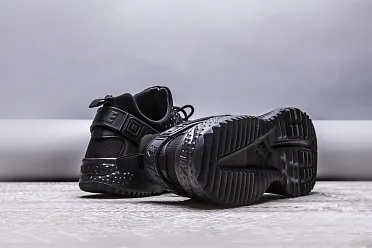 Nike huarache utility black top