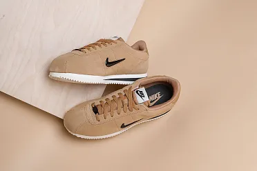 Nike cortez se beige deals